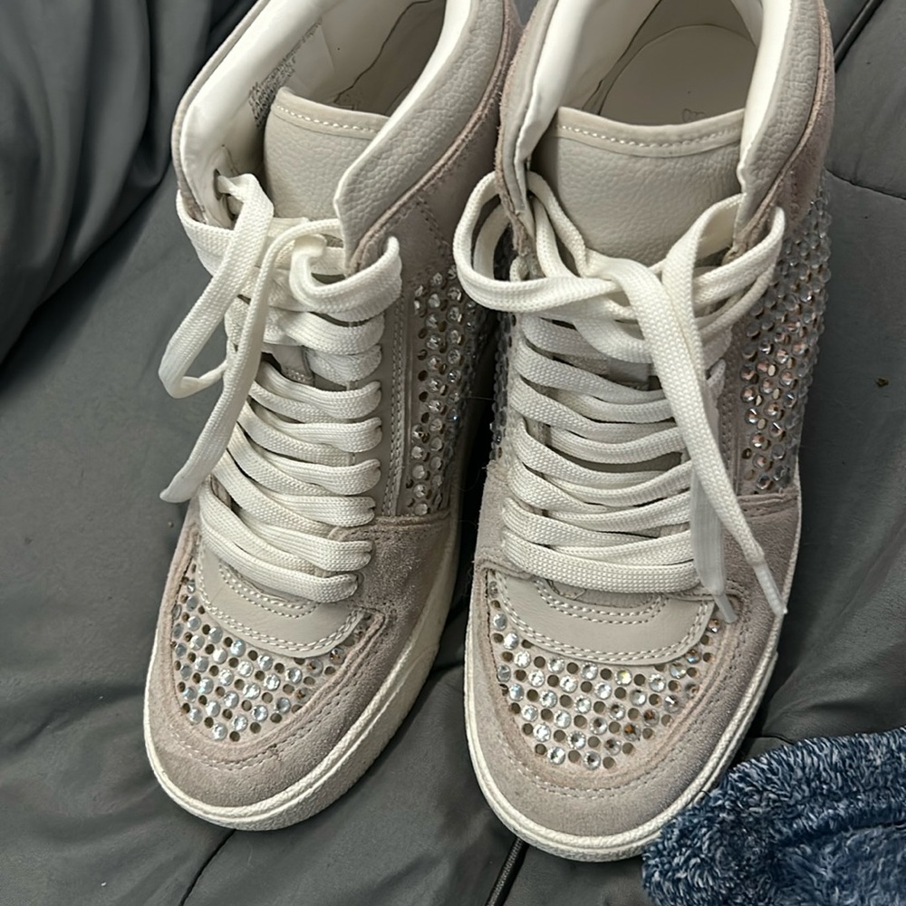 Gianni bini shoes with rhinestones and a breathable pattern
